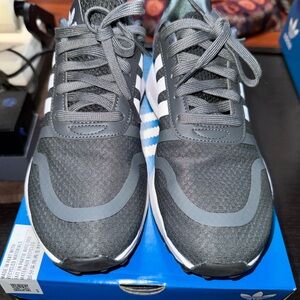 Adidas Multix J Kids Sz 6 Gray and White Sneakers - Used